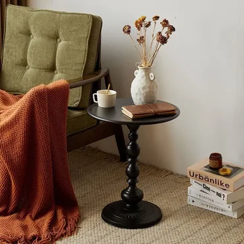Кованое железо в американском ретро-стиле, небольшой круглый столик в гостиной, несколько диванов, несколько небольших комнат, кофейный столик