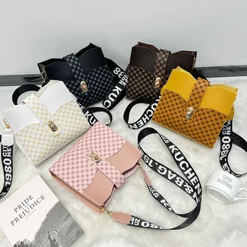 Корейская версия модной, простой и атмосферной маленькой квадратной сумки на одно плечо с набивным рисунком, диагональной сумки-ведра
